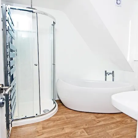 Whitby Spacious Rugby Field Cottage With Off-Street Parking And Ev Fast Point For Electric Cars Exterior photo