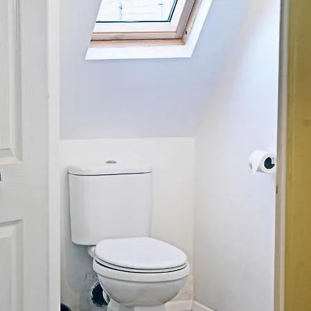 Whitby Spacious Rugby Field Cottage With Off-Street Parking And Ev Fast Point For Electric Cars Exterior photo