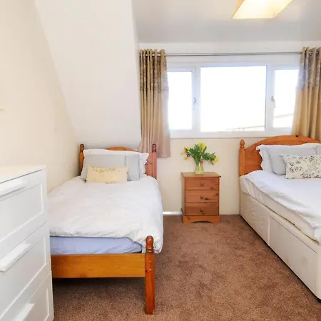 Whitby Spacious Rugby Field Cottage With Off-Street Parking And Ev Fast Point For Electric Cars Exterior photo