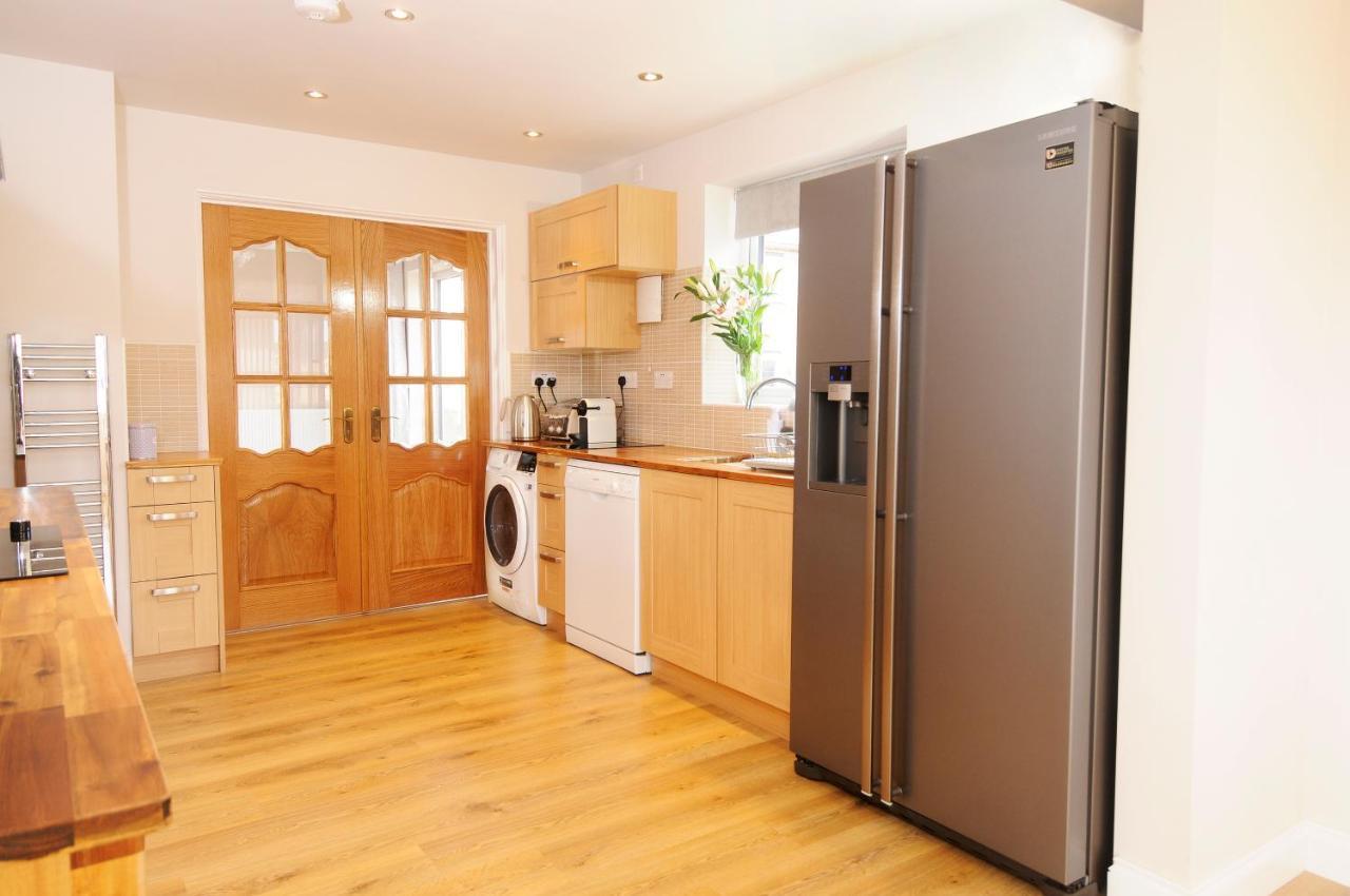 Apartment Spacious Rugby Field With Off-street Parking And Ev Fast Point For Electric Cars Whitby